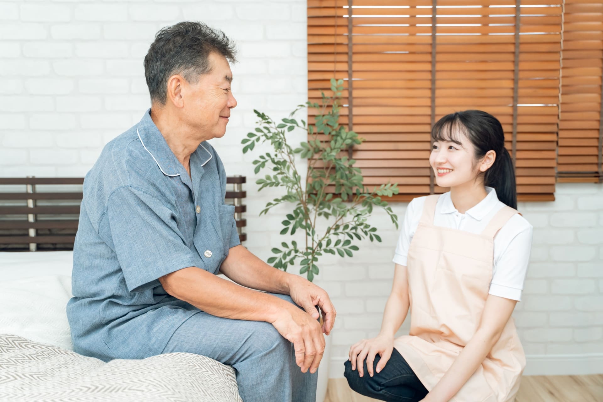 ご自宅で利用者さんとご家族に寄り添う看護師